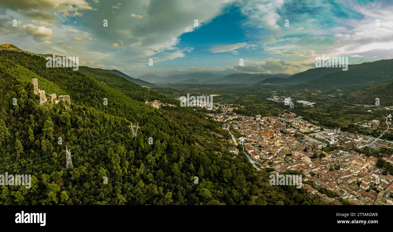 Vista aérea del castillo de Cantelmo en Popoli rodeado por el bosque de pinos en el monte Morrone. Popoli, provincia de Pescara, Abruzzo, Italia, Europa Foto de stock