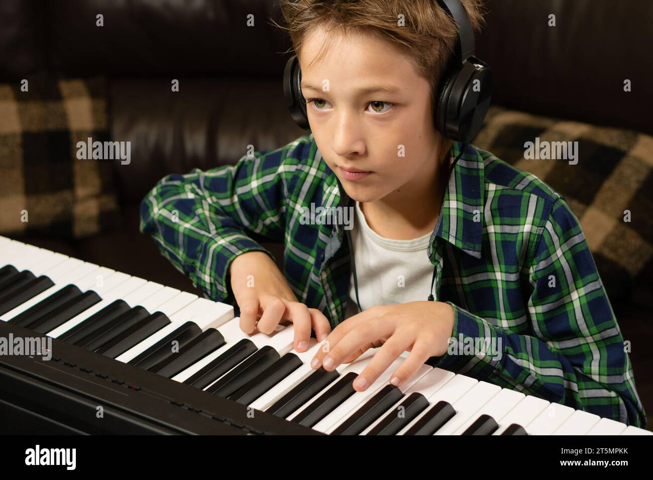 Irmãos Tocando Piano Juntos Na Foto Vertical Da Escola Foto de Stock -  Imagem de musical, foto: 203234146