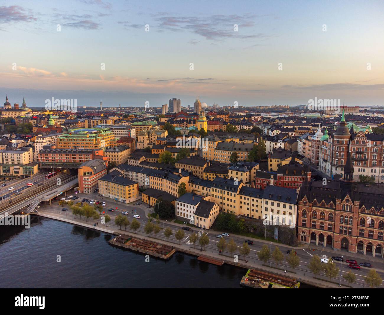 Horizonte de la ciudad de Estocolmo al atardecer, vista sobre Södermalm y hacia Globen. Vista de drones, finales de septiembre. Foto de stock