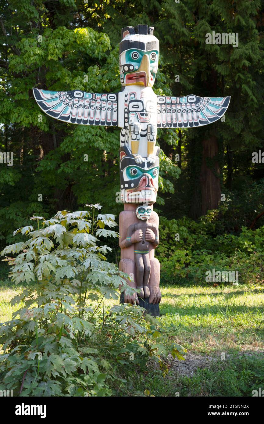 El Thunderbird House Post. Polos de arte y tótem de las Primeras Naciones, Stanley Park, Vancouver, Canadá Foto de stock