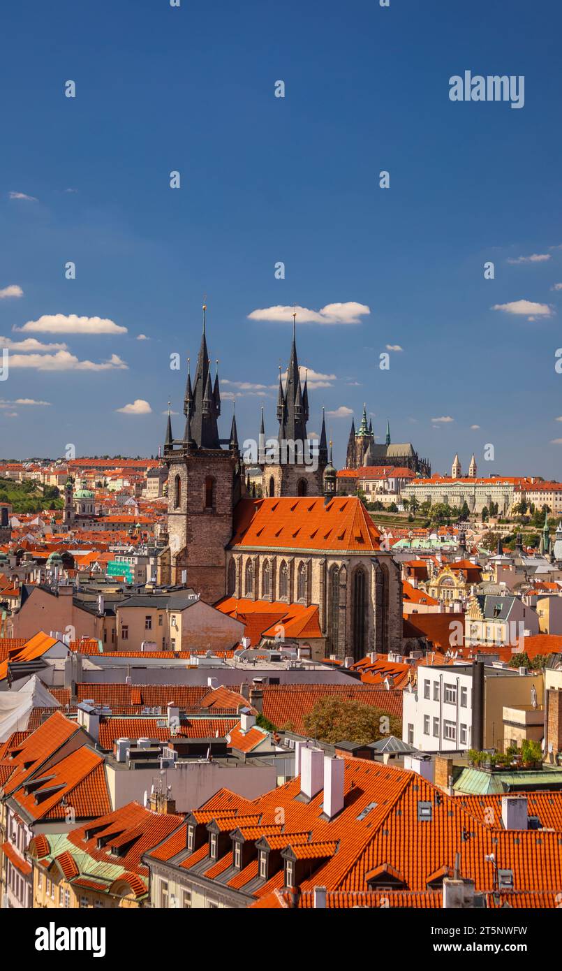 PRAGA, REPÚBLICA CHECA, EUROPA - horizonte de Praga incluyendo la Iglesia de Nuestra Señora antes de Tyn, y en la distancia de San. Catedral de Vitus y Castillo de Praga. Foto de stock