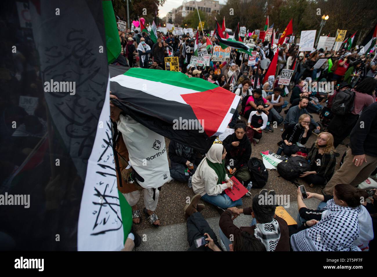 Washington, Estados Unidos de América. 04 de noviembre de 2023. Un ataúd simulado envuelto con la bandera palestina es llevado a través de la multitud mientras miles de manifestantes anti-Israel se reúnen frente a la Casa Blanca, pidiendo el fin de la guerra Israel-Hamás, en Washington, DC el sábado 4 de noviembre de 2023. Crédito: Rod Lamkey/CNP/SIPA USA Crédito: SIPA USA/Alamy Live News Foto de stock