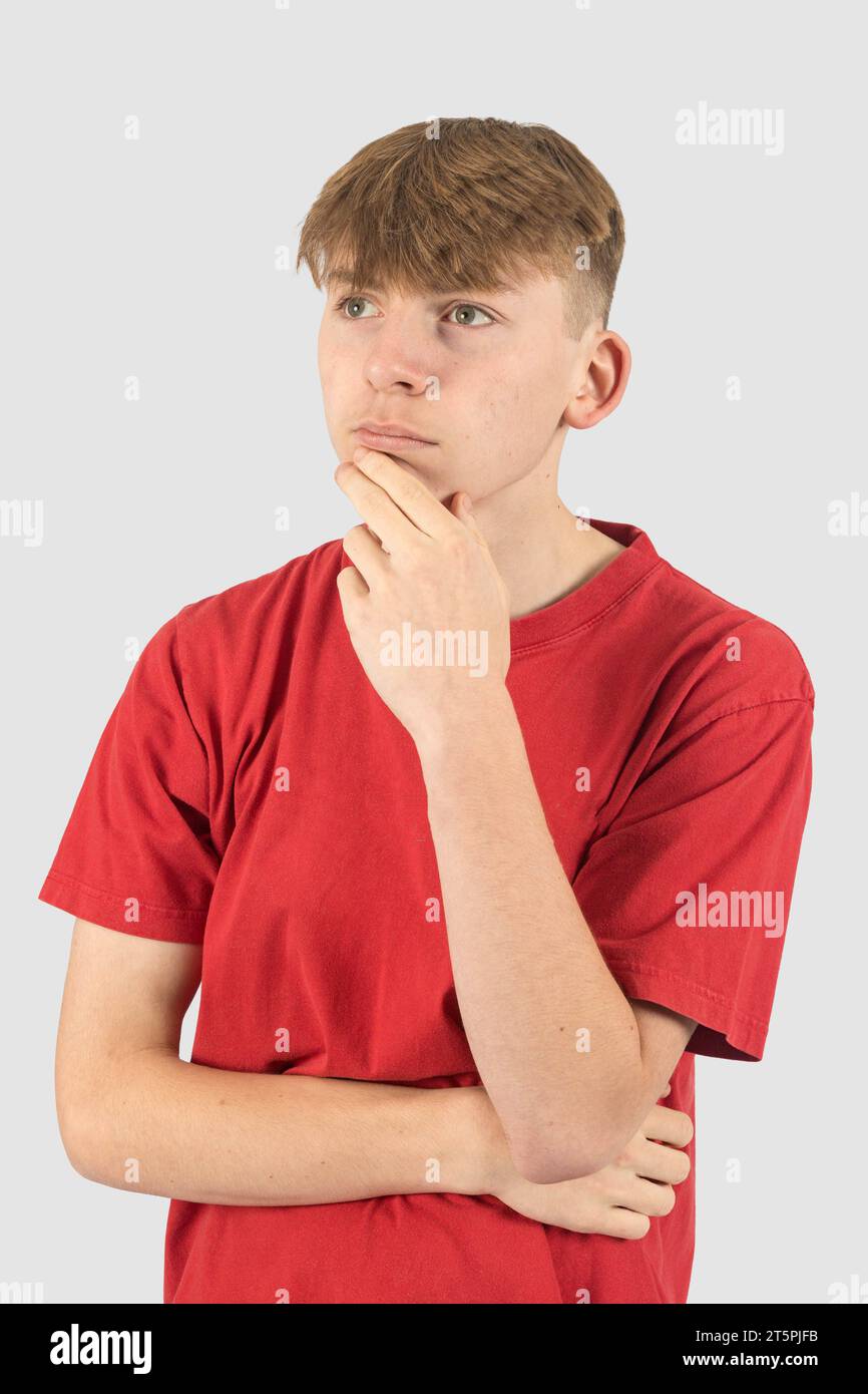 Un retrato de estudio de un adolescente reflexivo de quince años mirando a un lado Foto de stock