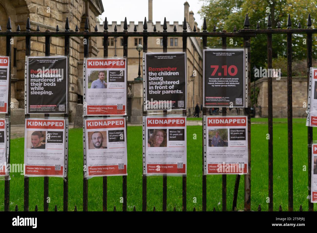 Carteles de israelíes secuestrados en la valla de la cámara Radcliffe. Texto del cartel 7,10. Oxford Reino Unido. Foto de stock