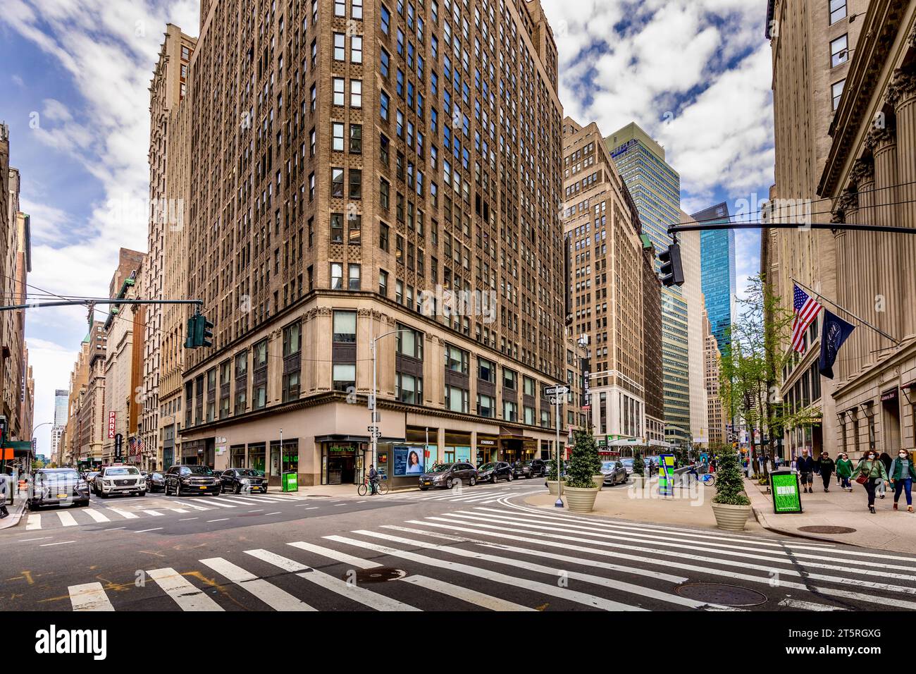 Nueva YORK, EE.UU. - 24 de abril de 2023: Escena de la calle de Manhattan con coches que representan la vida de la ciudad en una tarde típica de día de semana en el pueblo de greenwich Foto de stock