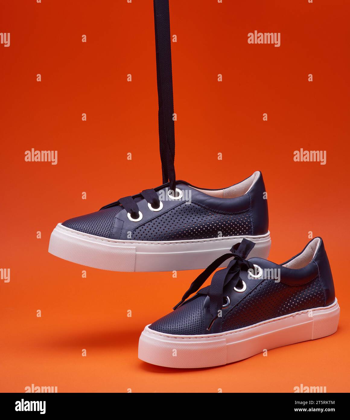 Zapato blanco y negro azul naranja fotografías e imágenes de alta  resolución - Alamy