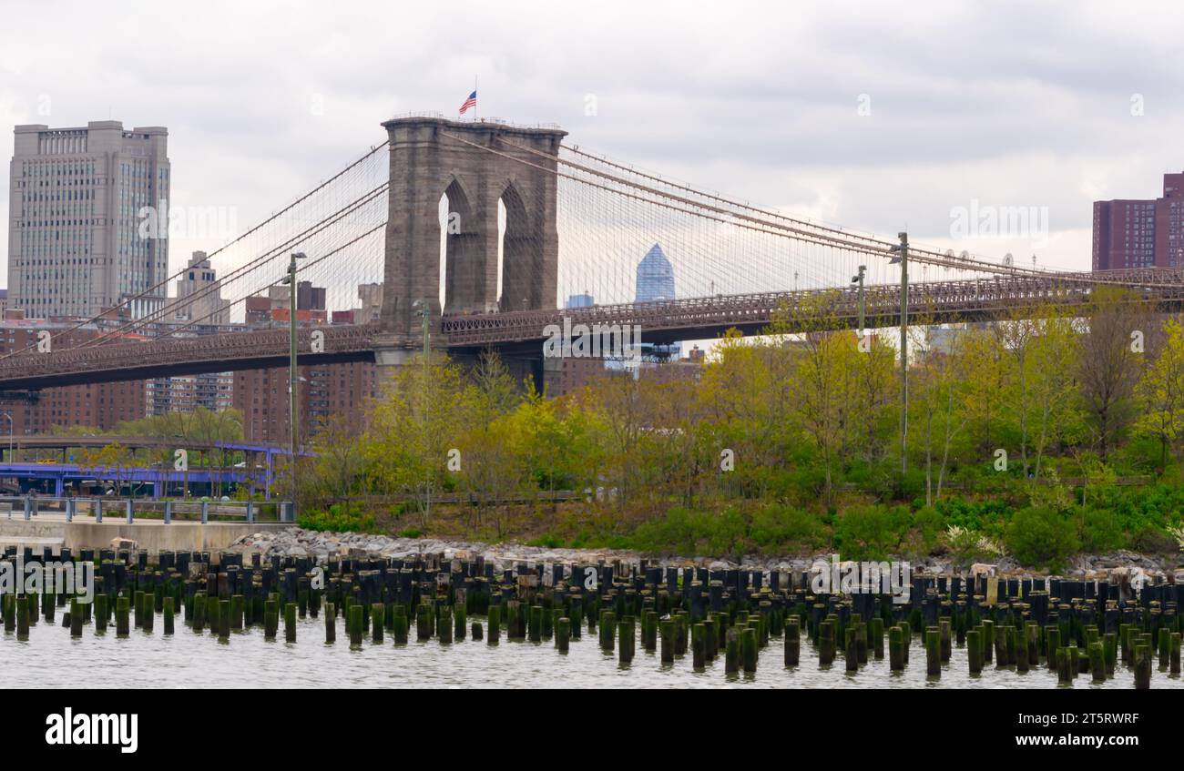Puente de Brooklyn en un día nublado Foto de stock