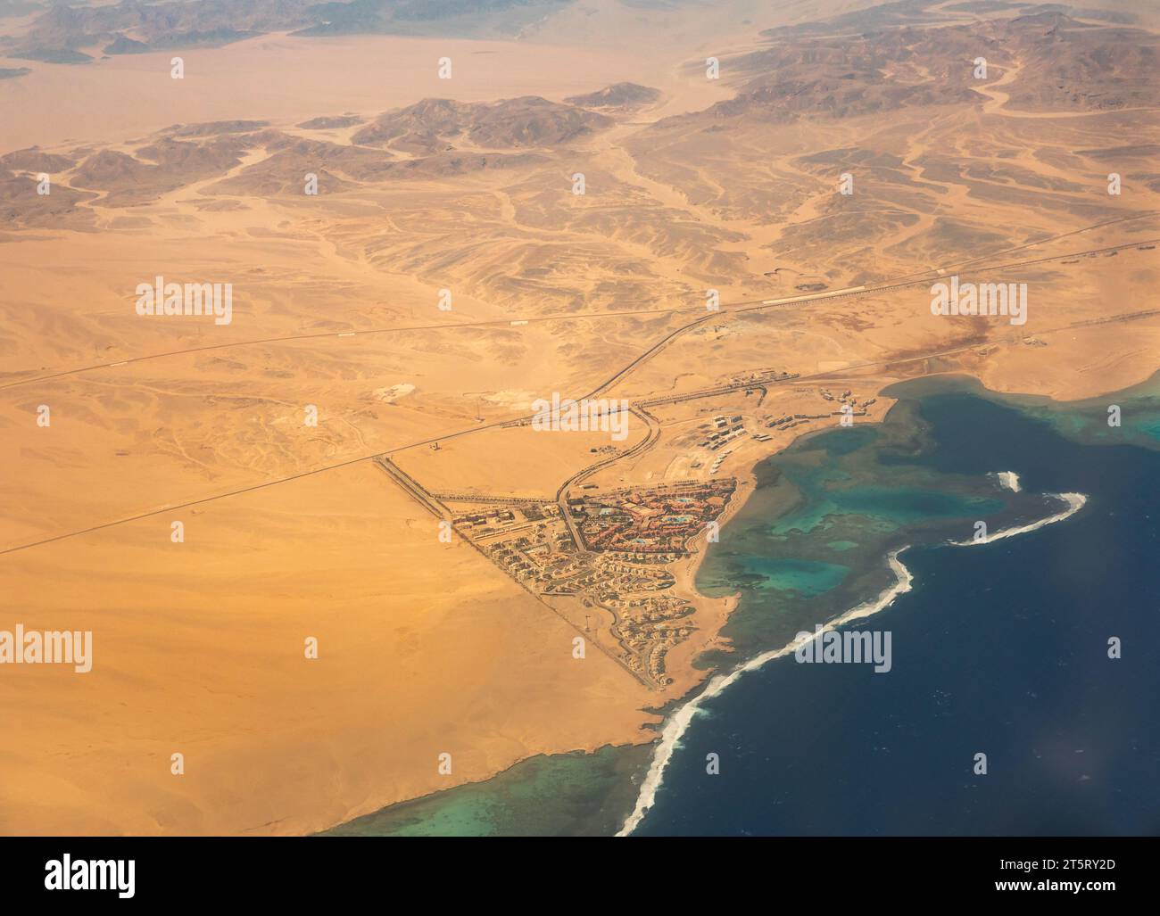 Vista aérea del desierto y cerca de la costa de los arrecifes de coral de Egipto, la remota costa sur del Mar Rojo Foto de stock