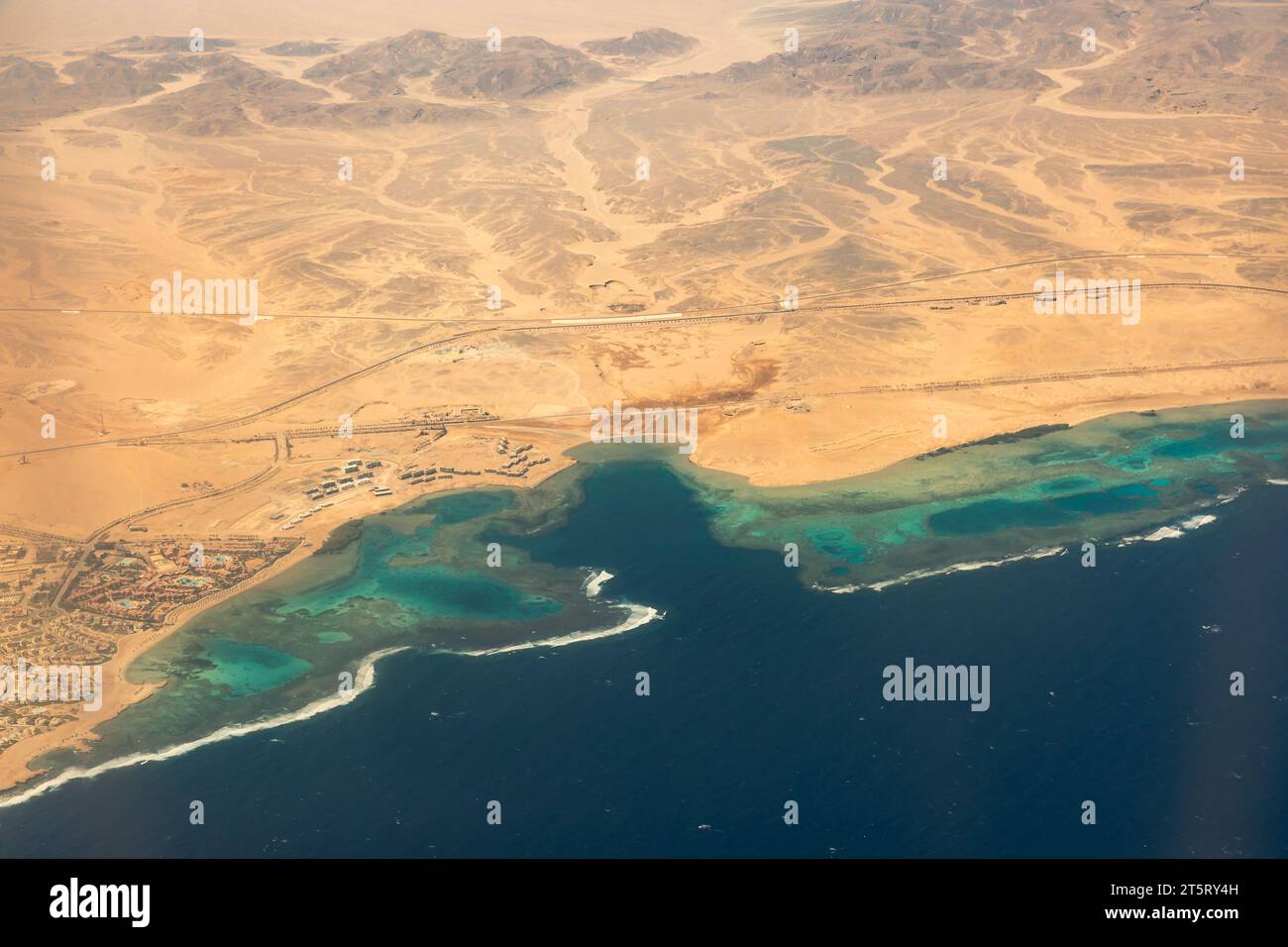 Vista aérea del desierto y cerca de la costa de los arrecifes de coral de Egipto, la remota costa sur del Mar Rojo Foto de stock