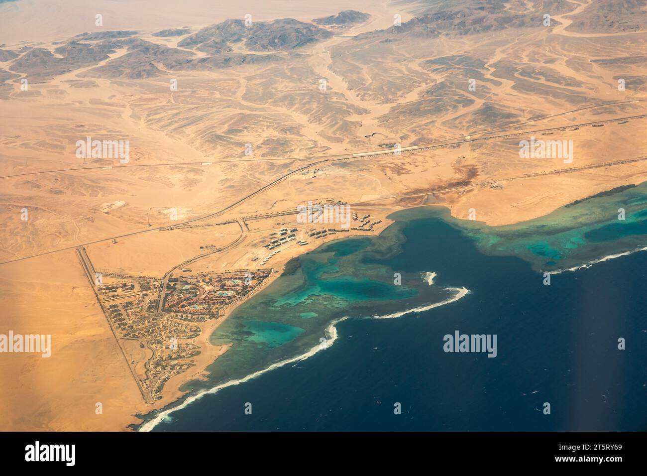 Vista aérea del desierto y cerca de la costa de los arrecifes de coral de Egipto, la remota costa sur del Mar Rojo Foto de stock
