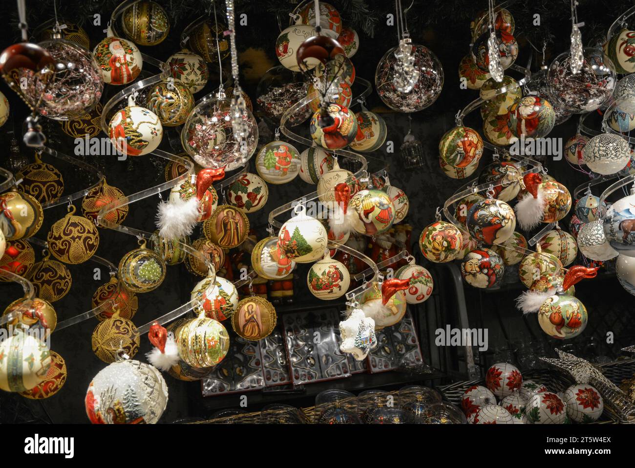 Tienda De Adornos De Cristal De Navidad En El Mercado De Navidad En Europa  Imagen de archivo editorial - Imagen de rojo, feliz: 164774014