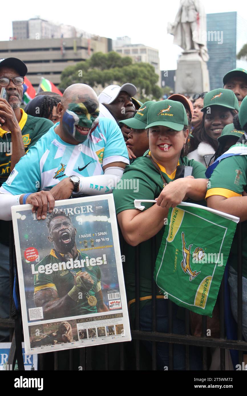 03 de noviembre de 2023 - Las multitudes apoyan con entusiasmo al equipo de rugby de Springbok en las calles de Ciudad del Cabo. El equipo sudafricano de rugby ha regresado con la Copa del Mundo por cuarta vez. Esto formó parte de su gira de victoria por Sudáfrica. Foto de stock