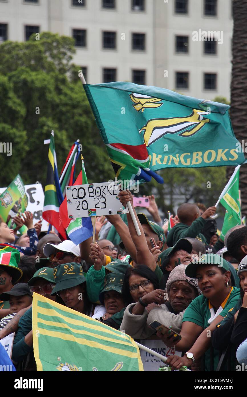 03 de noviembre de 2023 - Las multitudes apoyan con entusiasmo al equipo de rugby de Springbok en las calles de Ciudad del Cabo. El equipo de rugby de Sudáfrica ha regresado con la Copa del Mundo por cuarta vez. Esto formó parte de su gira de victoria por Sudáfrica. Foto de stock