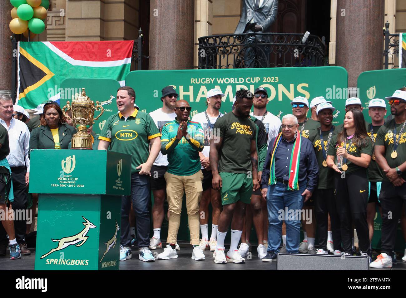03 de noviembre de 2023 - Las multitudes apoyan con entusiasmo al equipo de rugby de Springbok en las calles de Ciudad del Cabo. El equipo sudafricano de rugby ha regresado con la Copa del Mundo por cuarta vez. Esto formó parte de su gira de victoria por Sudáfrica. Foto de stock