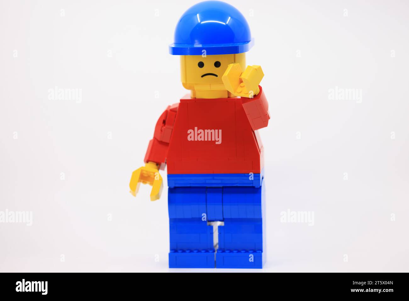 Mascota de Lego gigante azul rojo y amarillo. Traje de lego