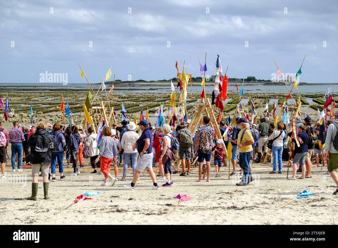 Frankreich, Saint-Vaast-la-Hougue, 30.08.2023: Einheimische und Touristinnen sammeln am Strand für die Grande Traversée de Tatihou, den großen Üb Foto de stock
