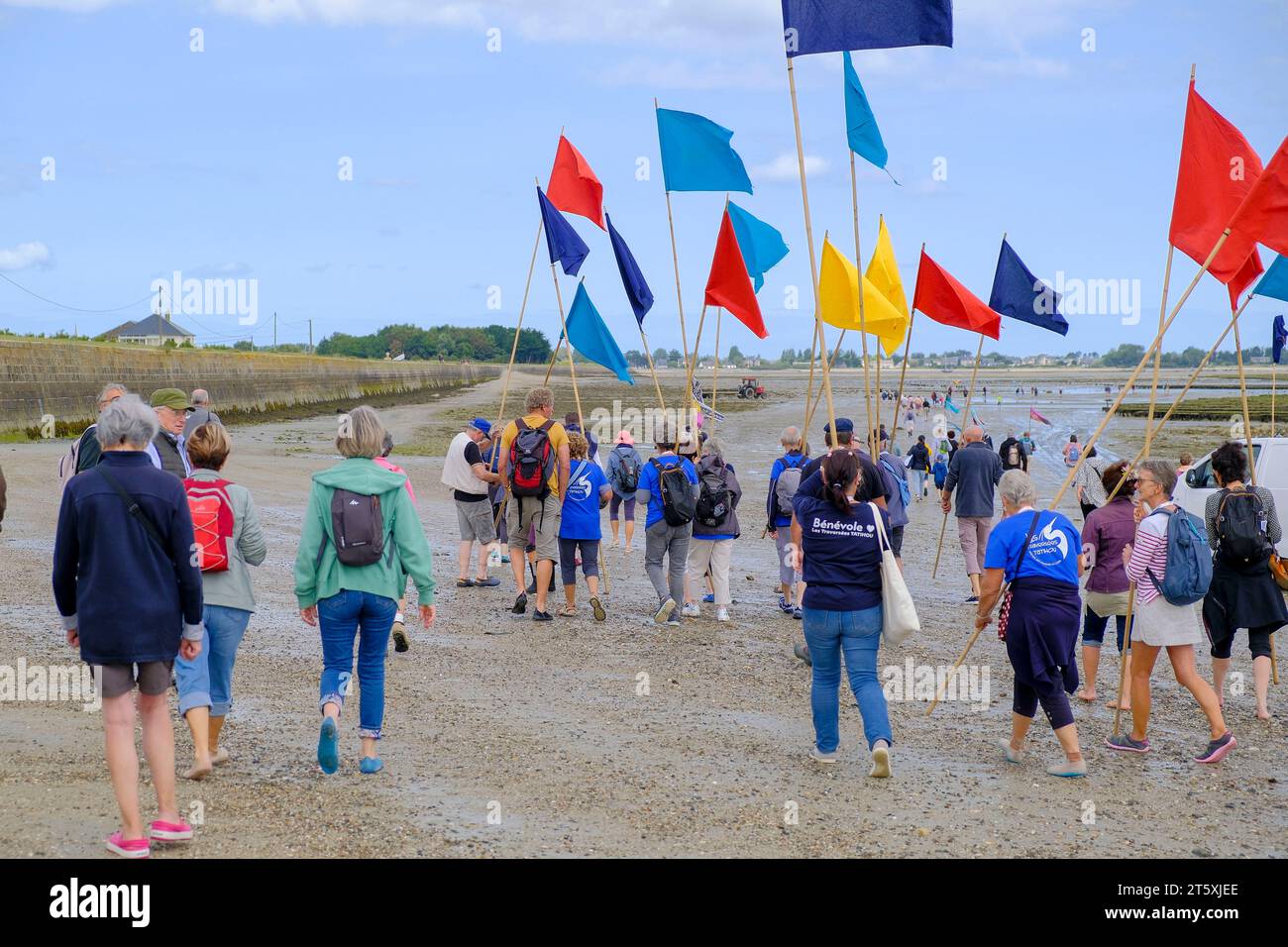 Frankreich, Saint-Vaast-la-Hougue, 30.08.2023: Einheimische und Touristinnen haben sich mit bunten Fahnen und Wimpeln am Strand auf den Weg gemacht zu Foto de stock