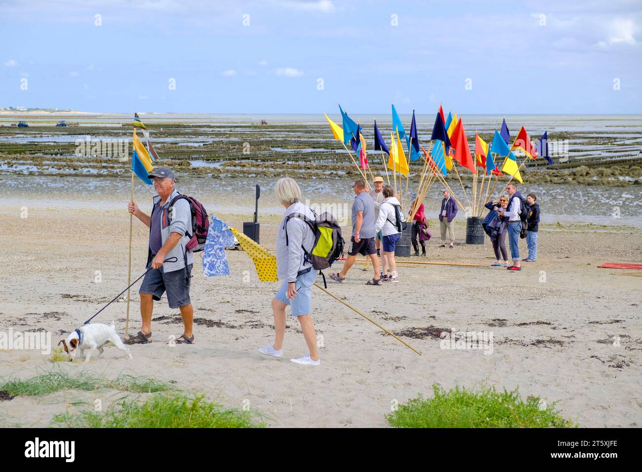 Frankreich, Saint-Vaast-la-Hougue, 30.08.2023: Einheimische und Touristinnen sammeln am Strand für die Grande Traversée de Tatihou, den großen Üb Foto de stock