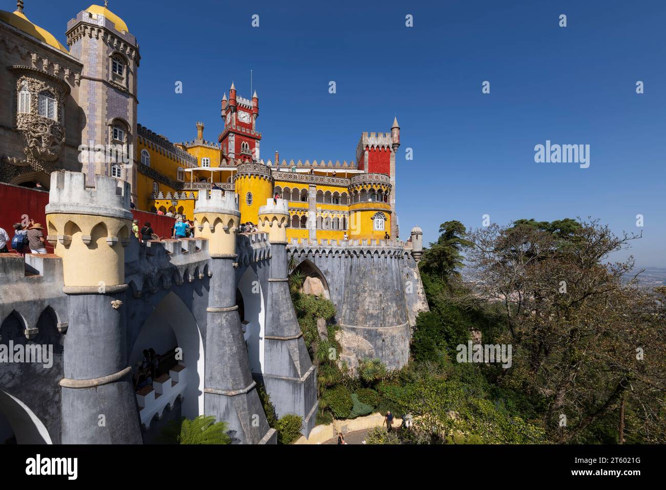 Sintra, Portugal - 12 de octubre de 2023 - Palacio Nacional de Pena, emblemático monumento del siglo XIX en el renacimiento románico y estilo neomanuelino. Foto de stock