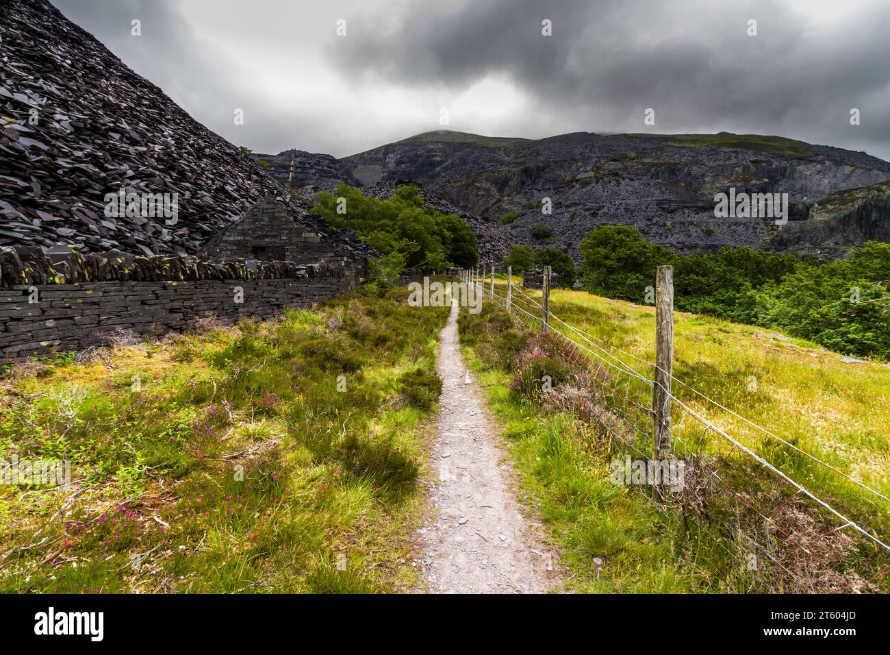 Camino desde la cantera de pizarra Dinorwic en Snowdonia o Eryri National Park, Norte de Gales, Reino Unido, paisaje Foto de stock