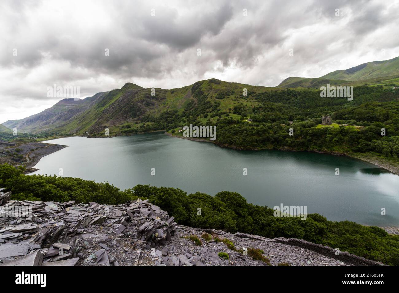 Llyn o Lago Peris de la cantera de pizarra Dinorwic, Llanberis, Snowdonia o Parque Nacional Eryri, Norte de Gales, Reino Unido, paisaje, mirando hacia el este Foto de stock