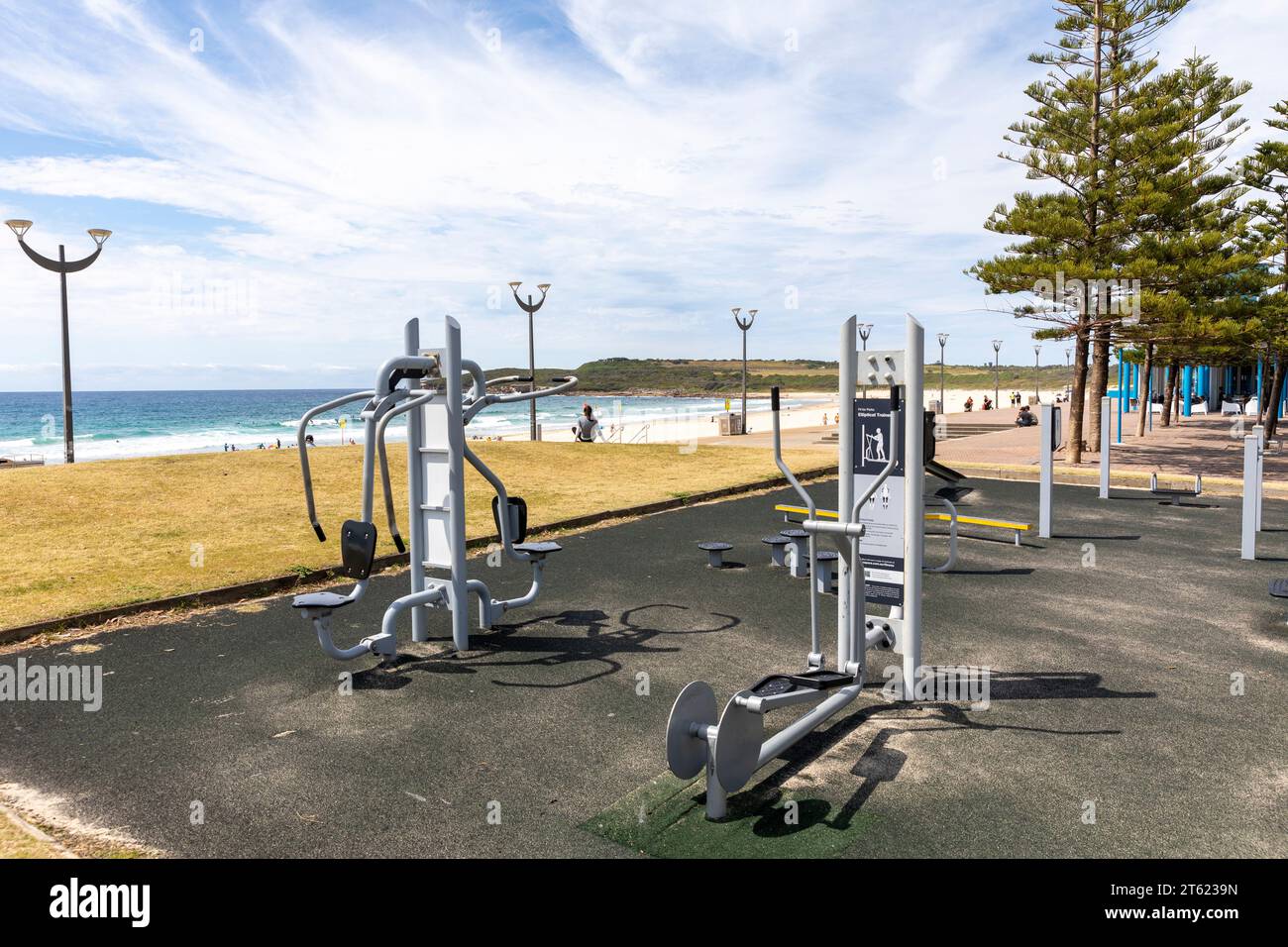 Maroubra playa Sydney, ejercicio y gimnasio equipo de fuerza para uso público junto a la playa, Sydney, NSW, Australia, 2023 Foto de stock
