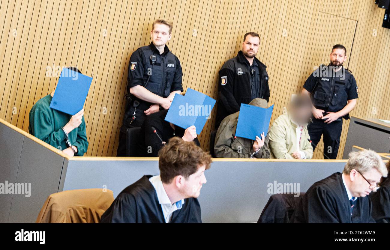 08 de noviembre de 2023, Schleswig-Holstein, Lübeck: Los cuatro acusados se sientan detrás de sus abogados en la sala del tribunal. A partir del miércoles, cuatro hombres tendrán que responder por un robo espectacular en el Tribunal de Distrito de Lübeck. Se les acusa de robar la sala de producción de una panadería en Lübeck en abril de 2023 y de robar dinero en efectivo por valor de más de 217.000 euros. La fiscalía está acusando a los hombres, de entre 24 y 35 años, de robo agravado con el uso de un arma de fuego. Foto: Markus Scholz/dpa - ATENCIÓN: Persona(es) ha/ha sido pixelado por razones legales Foto de stock
