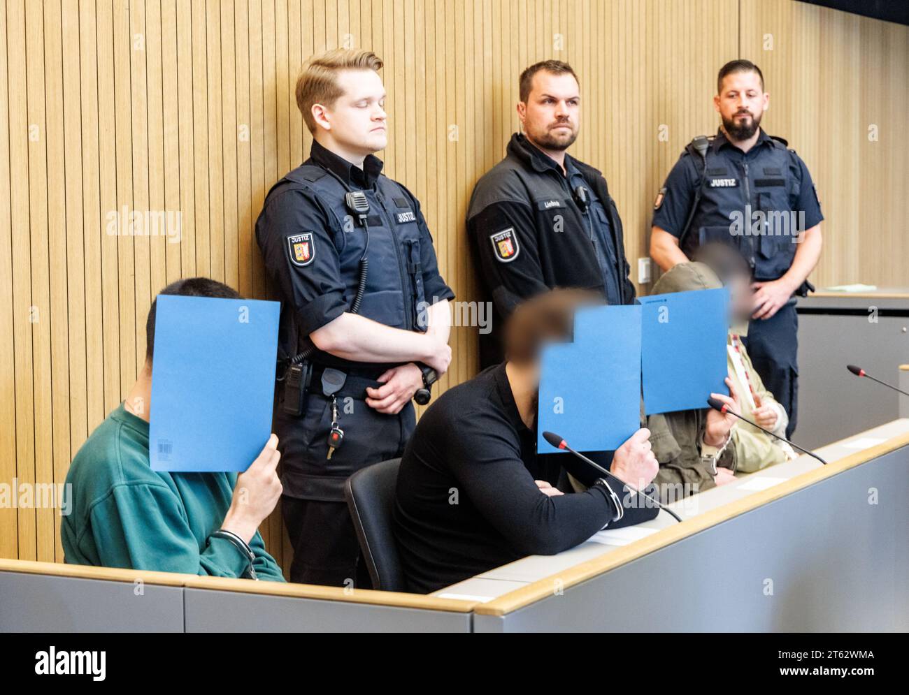 08 de noviembre de 2023, Schleswig-Holstein, Lübeck: Los cuatro acusados están sentados en el tribunal. A partir del miércoles, cuatro hombres tendrán que responder por un robo espectacular en el Tribunal de Distrito de Lübeck. Se les acusa de robar la sala de producción de una panadería en Lübeck en abril de 2023 y de robar dinero en efectivo por valor de más de 217.000 euros. La fiscalía está acusando a los hombres, de entre 24 y 35 años, de robo agravado utilizando una foto: Markus Scholz/dpa - ATENCIÓN: Persona(s) ha sido/ha sido pixelado por razones legales Foto de stock