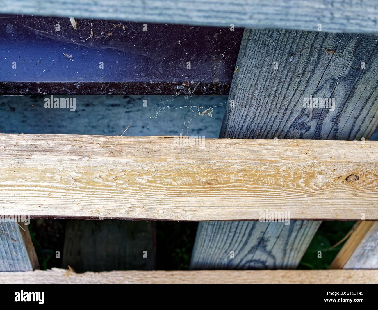 Escalera de madera casera cerca de la casa, Rusia Foto de stock