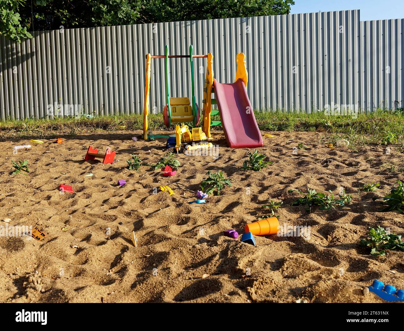 Los juguetes de los niños en la caja de arena, en verano Foto de stock