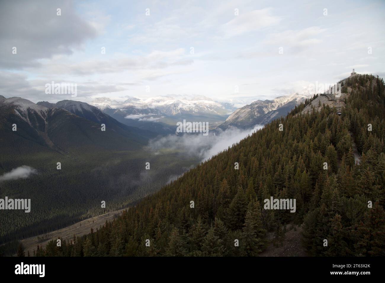 Vistas desde la cumbre de la montaña Sulphur, Parque Nacional Banff, Alberta, Canadá Foto de stock