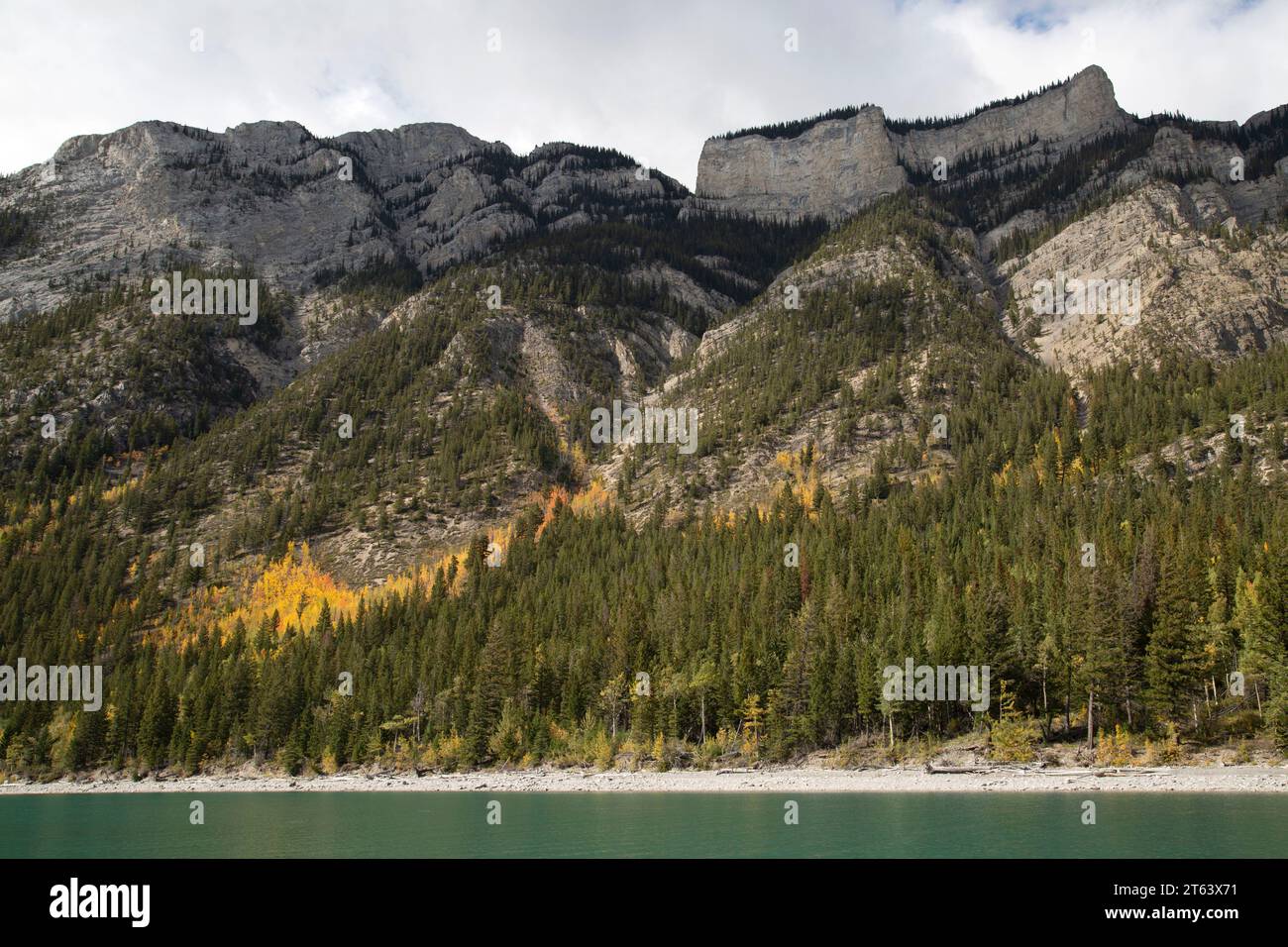 Lago Minnewanka, lago glacial, Parque Nacional Banff, Alberta Canadá Foto de stock