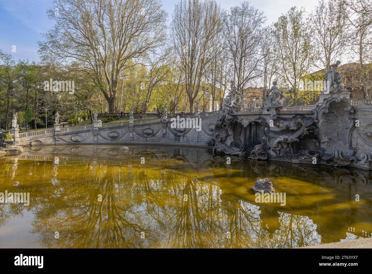 TURÍN, ITALIA, 11 DE ABRIL de 2023 - La fuente de los 12 meses cerca del Parque Valentino en Turín (Torino), Piamonte, Italia Foto de stock