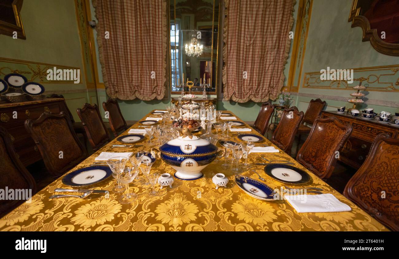 GÉNOVA, ITALIA, 28 DE ABRIL. 2023 - El juego de mesa del comedor del Palacio Spinola en Génova, Italia Foto de stock
