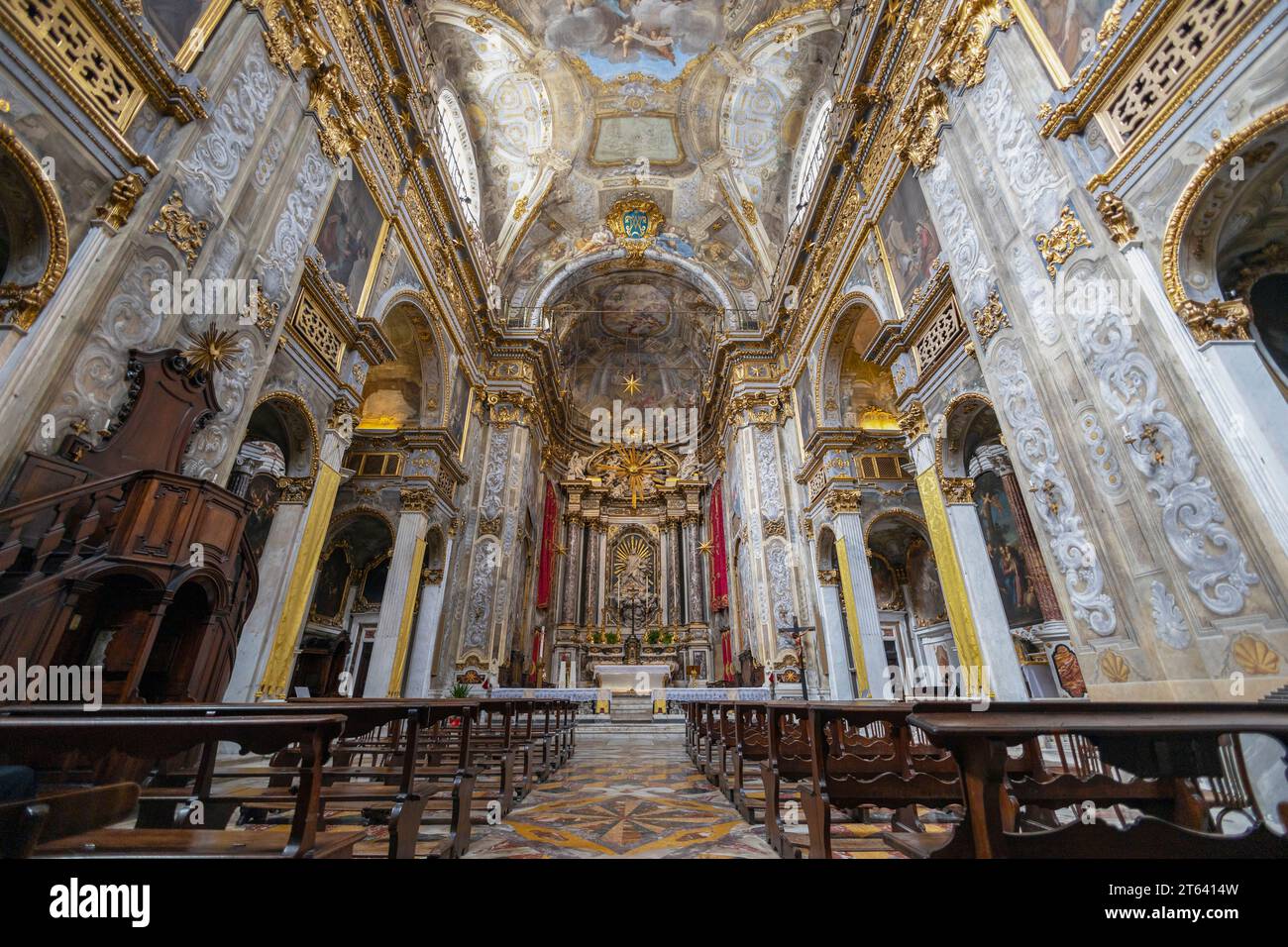 GÉNOVA, ITALIA, 28 DE ABRIL. 2023 - El interior de St. Iglesia de Felipe (San Filippo) en el centro histórico de Génova, Italia Foto de stock