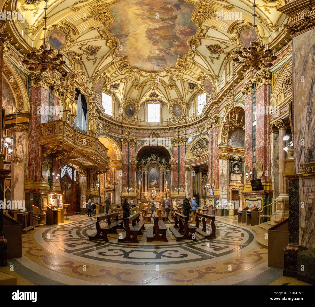 TURÍN, ITALIA, 11 DE ABRIL de 2023 - El interior del Santuario de la Consolata en Turín (Torino), Piamonte, Italia Foto de stock