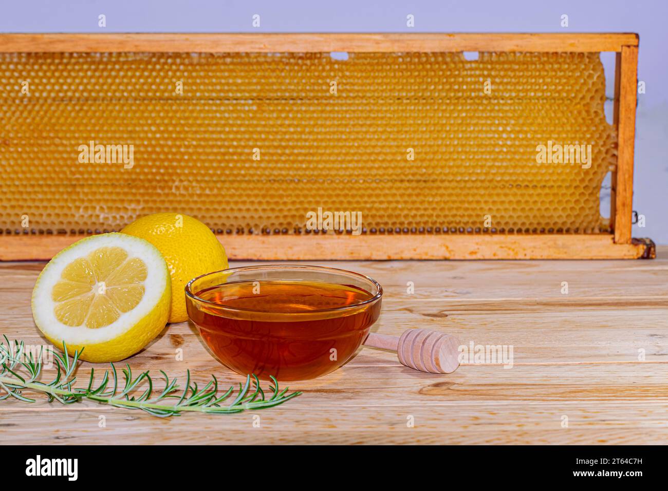 Dispensador de miel de madera fotografías e imágenes de alta resolución -  Alamy
