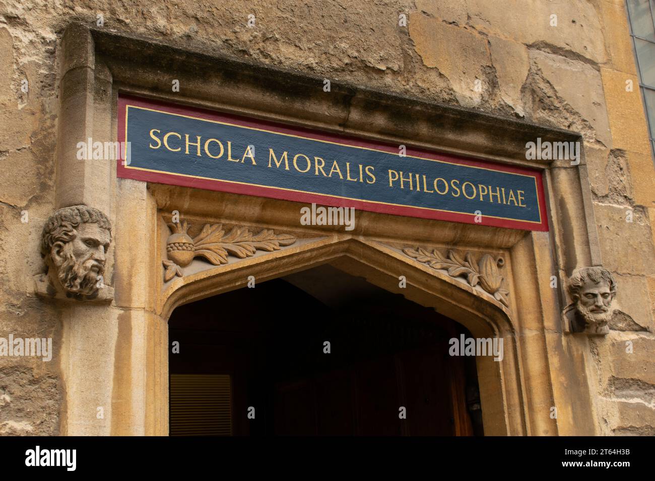 Puerta en la Biblioteca Bodleiana texto en latín Schola Moralis Philosophiea (Escuela de Filosofía Moral) Oxford UK Foto de stock