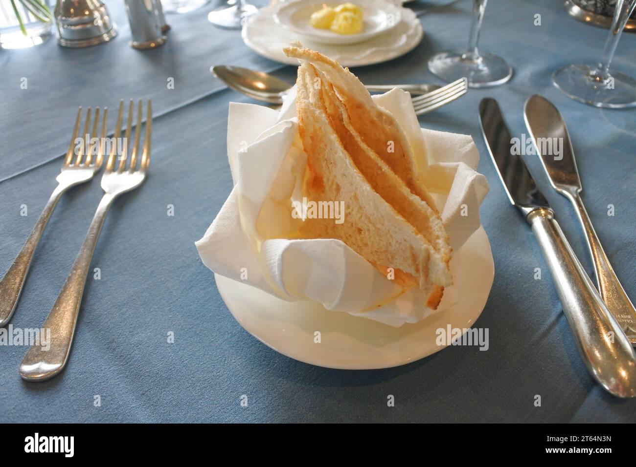Melba brindis en una mesa - John Gollop Foto de stock