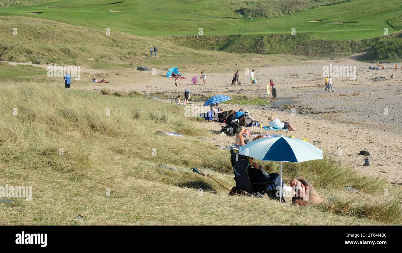 Los turistas que disfrutan del sol de finales de verano en Gunwalloe en la península de Lagarto, Cornualles, Reino Unido - John Gollop Foto de stock