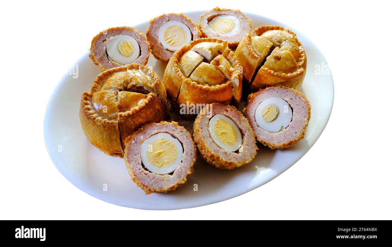 Tartas de cerdo en rodajas y huevos escoceses listos para comer - John Gollop Foto de stock