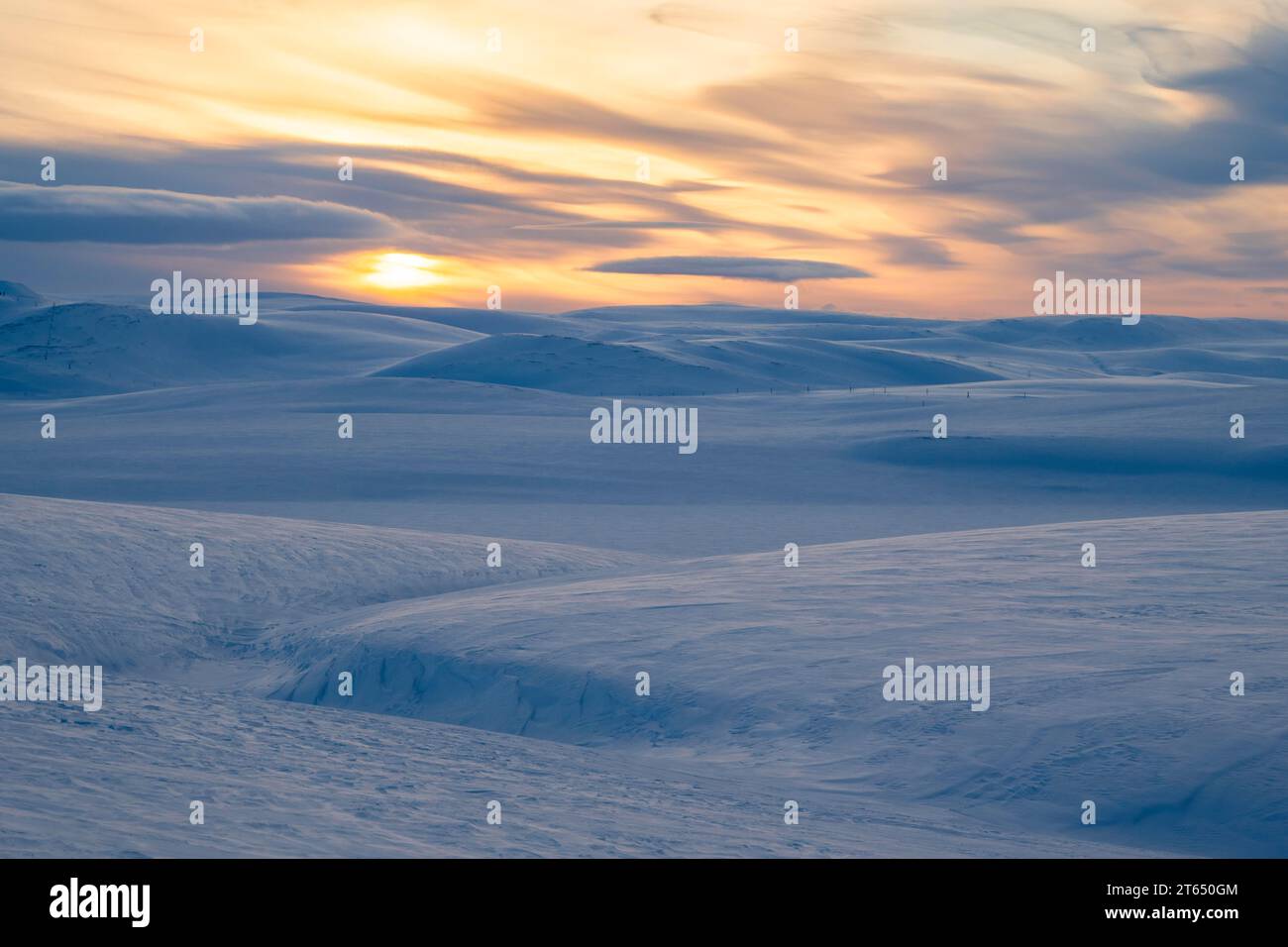 Paisaje ártico en invierno, paisaje nevado caído, península de Varanger, Finnmark, norte de Noruega, Noruega Foto de stock