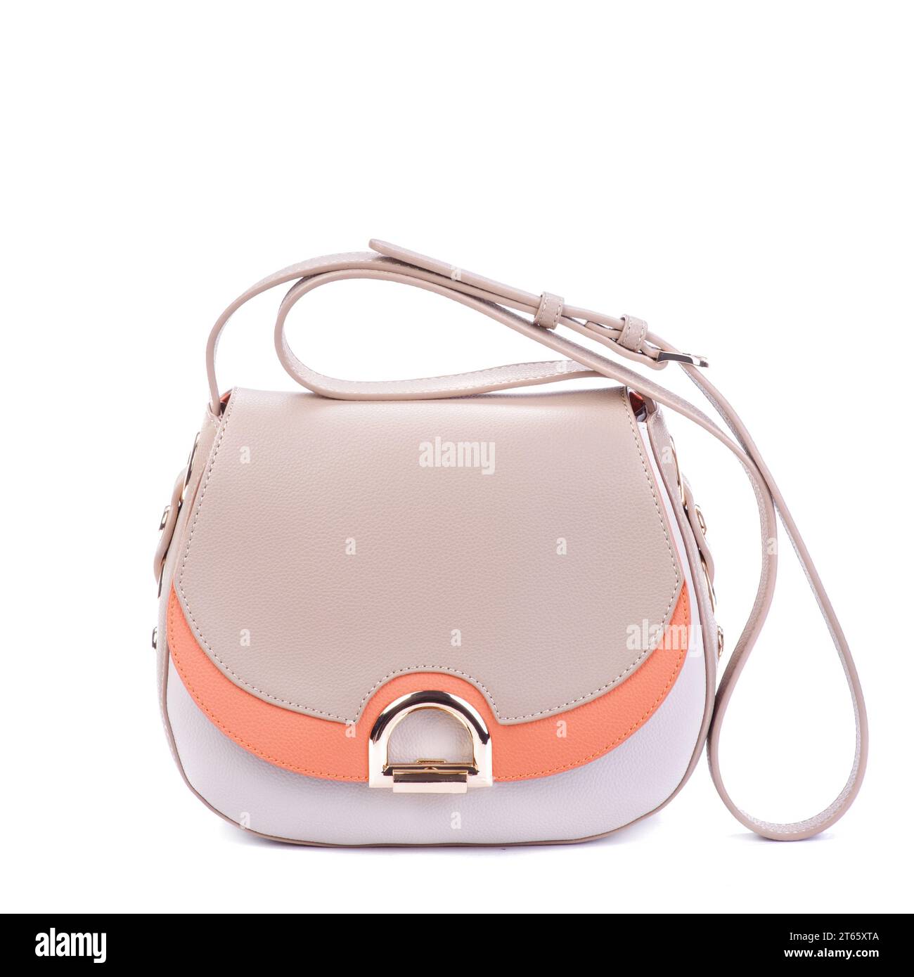 Bolso de silla de montar de mujer beige-blanco-naranja moderno aislado en un fondo blanco con espacio de copia. Tendencia de la moda. Descuento, ventas de temporada. Comercio al por menor, comercio electrónico Foto de stock