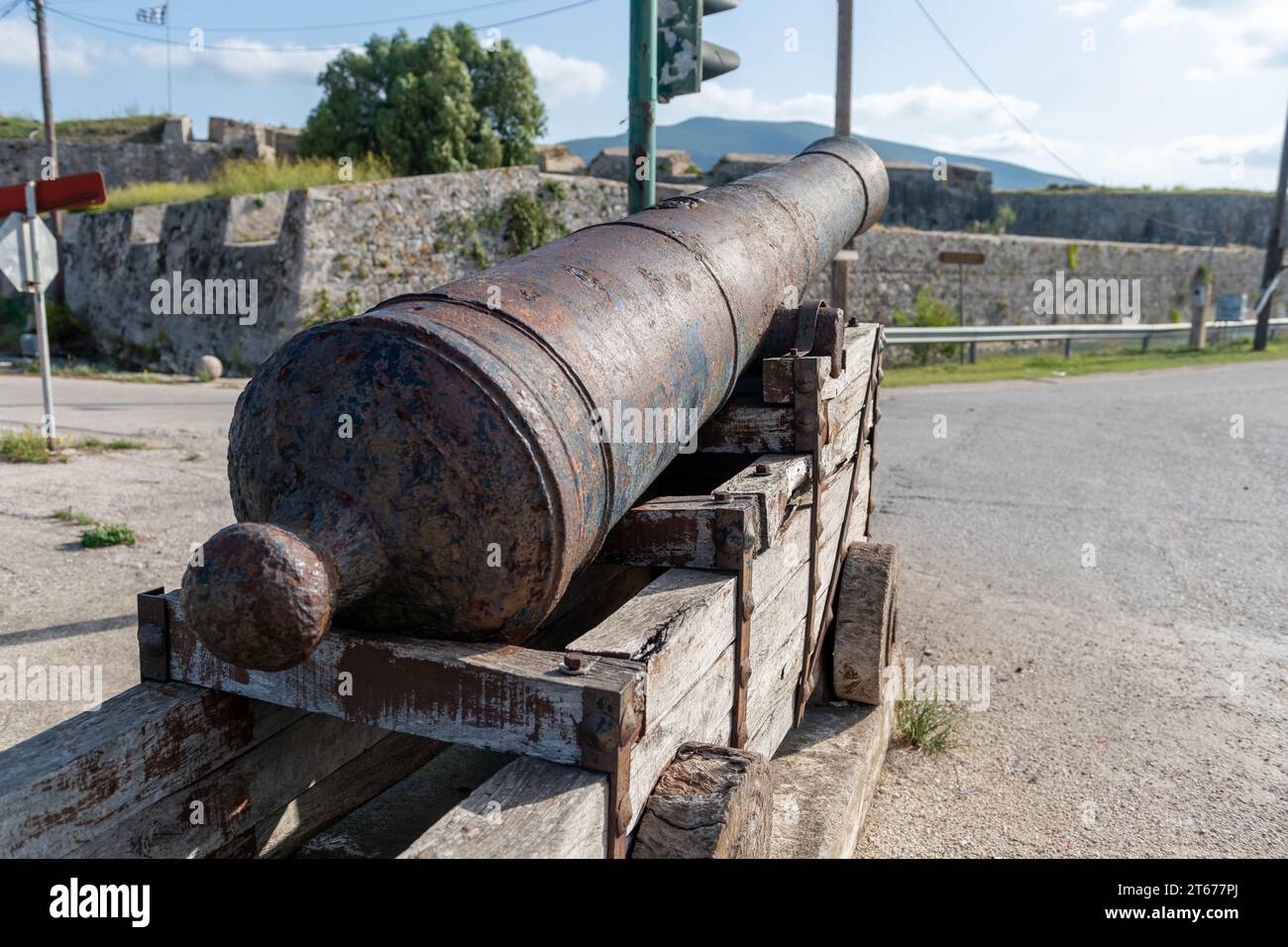Viejos cañones de hierro fundido por una fortaleza veneciana. Foto de stock