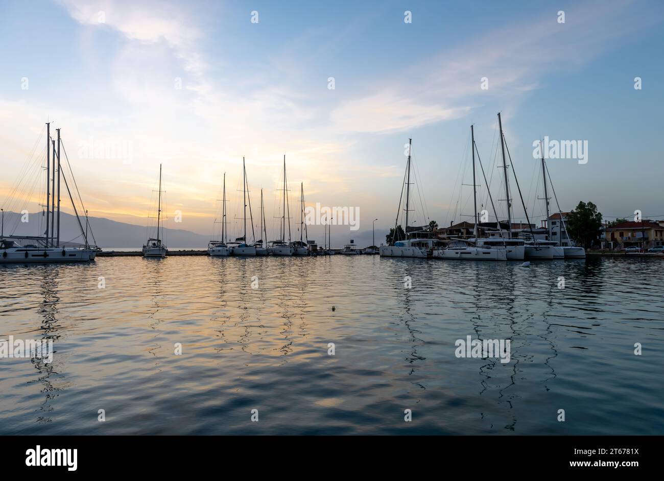 Amanecer cielo nubes y reflejos. Puerto de Nikiana. Lefkada. Grecia. Foto de stock