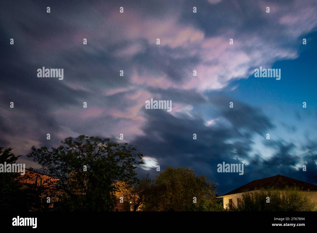 Larga exposición de fuertes nubes de tormenta por la noche. Foto de stock