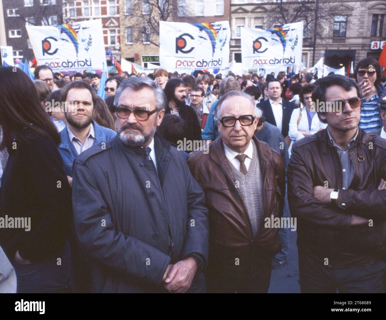 84-5Jahre Ereignisse DEU, Deutschland: Die historischen Dias aus den Zeiten 84-85 r Jahre Ereignisse und Personen aus Politik, Kultur, Arbeitsleben, Medizin u.a. Ruhrgebiet. Ostermaersche Ruhr 1984-5 .Friedensbewegung. DEU, Alemania: Las diapositivas históricas de los acontecimientos de los años 84-85 y la gente de la política, la cultura, la vida laboral, la medicina, etc. *** 84 5years events DEU, Alemania Las diapositivas históricas de los acontecimientos de 84 85 r años y la gente de la política, la cultura, la vida laboral, la medicina, un área del Ruhr Ostermaersche Ruhr 1984 5 movimiento de paz DEU, Alemania Las diapositivas históricas f Foto de stock