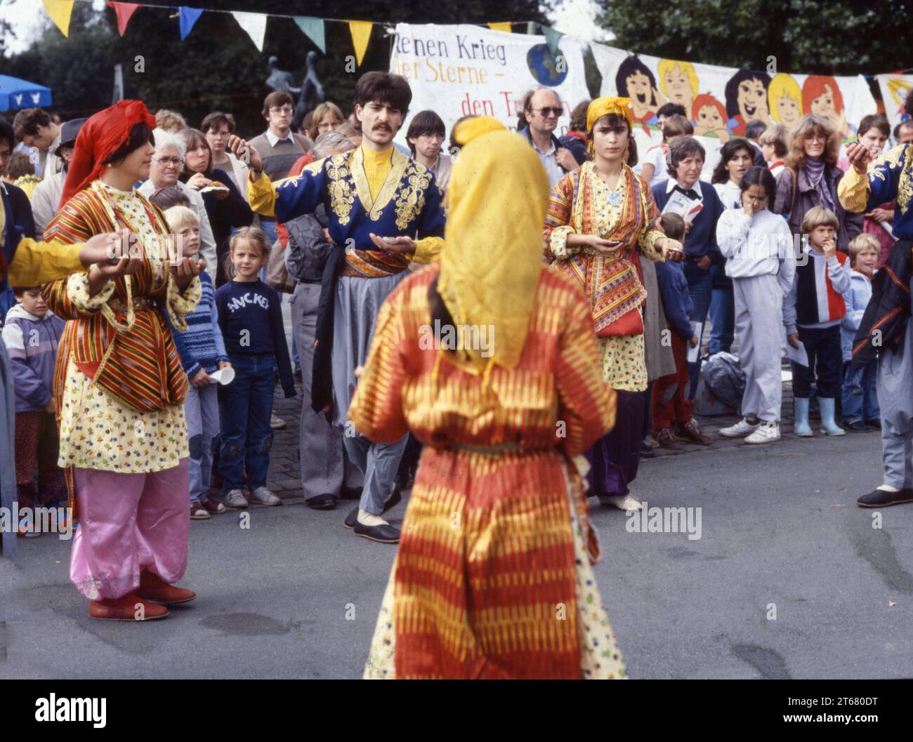 84-5Jahre Ereignisse DEU, Deutschland: Die historischen Dias aus den Zeiten 84-85 r Jahre Ereignisse und Personen aus Politik, Kultur, Arbeitsleben, Medizin u.a. Ruhrgebiet. Ostermaersche Ruhr 1984-5 .Friedensbewegung. DEU, Alemania: Las diapositivas históricas de los acontecimientos de los años 84-85 y la gente de la política, la cultura, la vida laboral, la medicina, etc. *** 84 5years events DEU, Alemania Las diapositivas históricas de los acontecimientos de 84 85 r años y la gente de la política, la cultura, la vida laboral, la medicina, un área del Ruhr Ostermaersche Ruhr 1984 5 movimiento de paz DEU, Alemania Las diapositivas históricas f Foto de stock