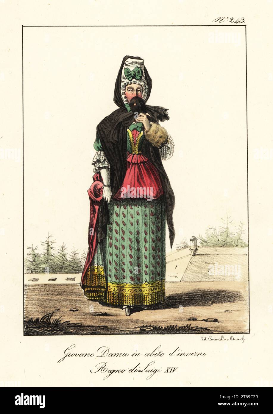 Mujer joven en traje de invierno, siglo 17. Chal negro usado sobre un capó alto, vestido verde y carmesí, sosteniendo una máscara de mascarada. petticoat impreso. Jeune Dame en Costume d'Hiver. Regne de Louis XIV Litografía coloreada a mano por Lorenzo Bianchi y Domenico Cuciniello después de Hipólito Lecomte de Costumi civili e militari della monarchia francese dal 1200 al 1820, Nápoles, 1825. Edición italiana de los trajes civiles y militares Lecomtes de la monarquía francesa de 1200 a 1820. Foto de stock