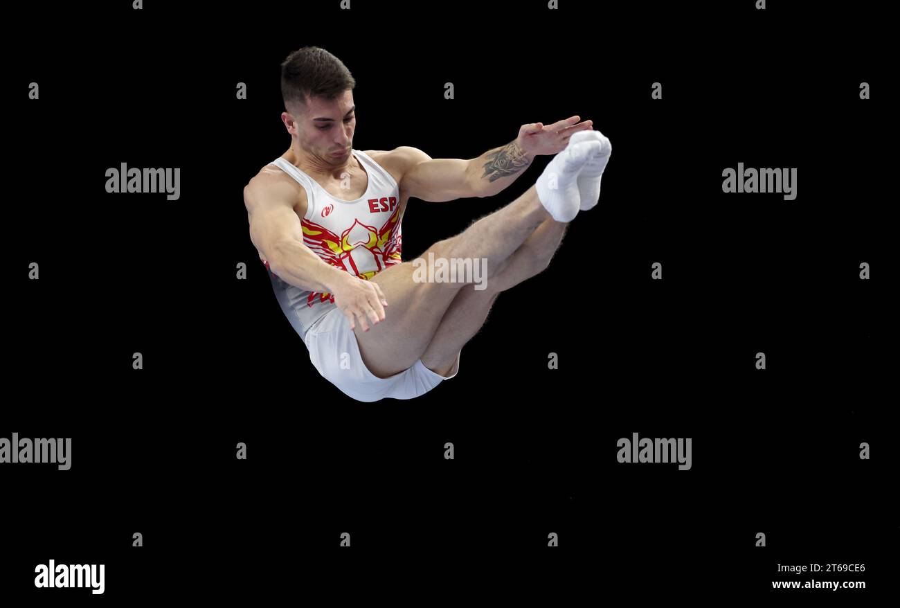 El español Martin compite en las clasificaciones de Trampolín